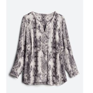 VINCE CAMUTO
Brae Split Neck Blouse
1X | Grey